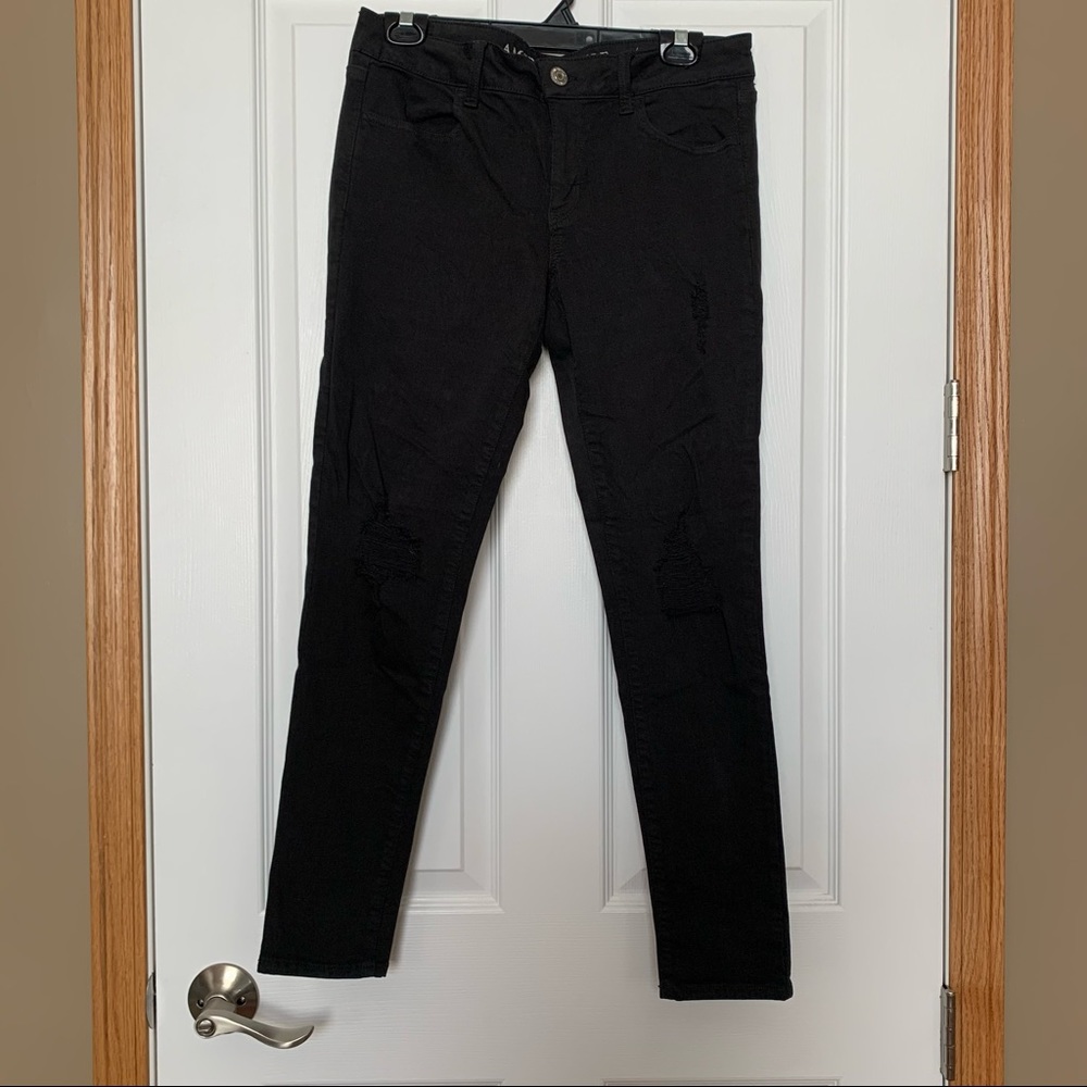 AMERICAN EAGLE distressed skinny black jegging in size 10